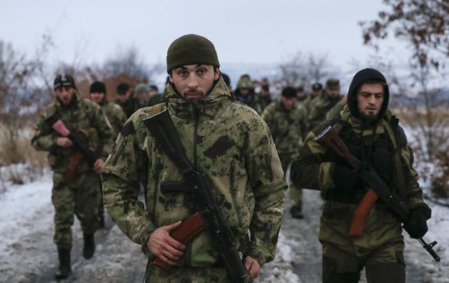 Под предлогом "национализации" российские военные на Донбассе отбирают авто, - разведка