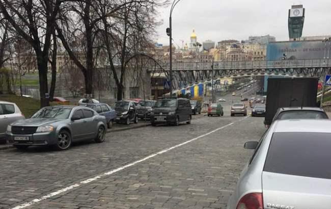 В Києві "автохами" припаркували свої машини на Алеї героїв Небесної сотні