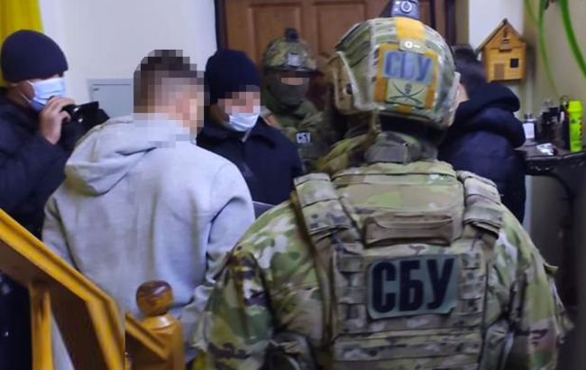 Вимагали гроші і катували людей: на Прикарпатті затримали банду