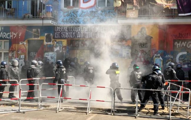 В Берлине пострадали десятки силовиков при выселении скваттеров из заброшенного дома