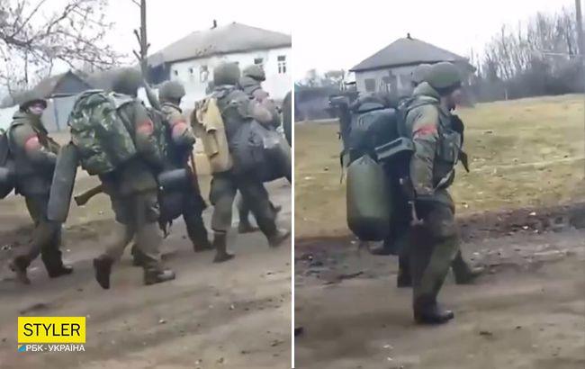 Под Конотопом оккупанты бросили технику и толпой бросились к границе РФ (видео)
