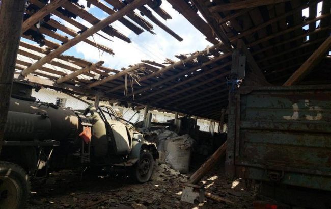 Оккупанты обстреляли предприятие в Черниговской области: в ангарах сгорело зерно
