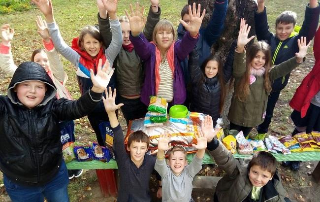 Украинские школьники собрали более 5 тонн корма и круп для бездомных животных