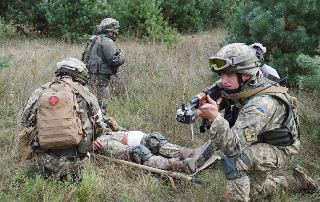 На Донбассе украинский военный получил пулевое ранение