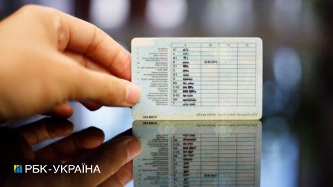 Переселенцям без прописки дозволили отримувати права і реєструвати авто. Але є умова