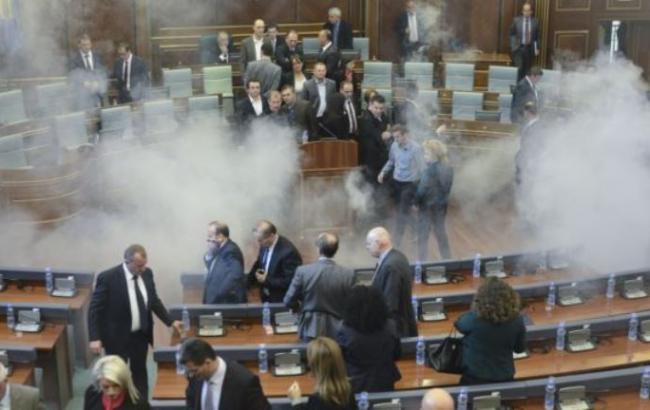 Парламент Косово прервал работу из-за слезоточивого газа