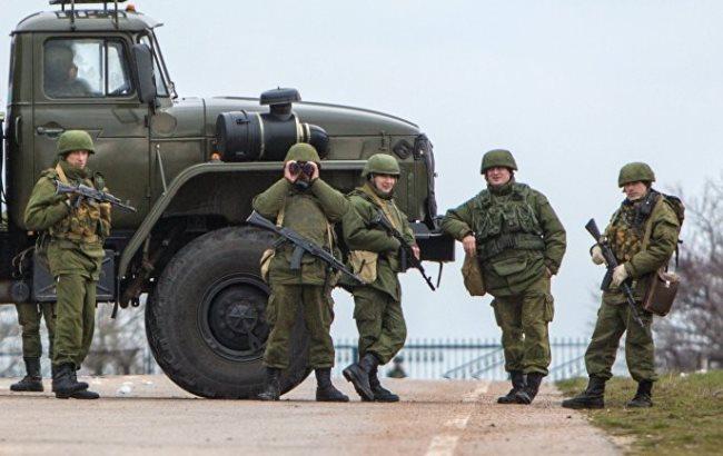 В Крыму "зеленые человечки" мешают людям ходить на работу