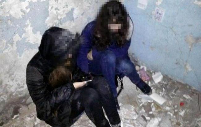 Таблетки для смерти: в Мариуполе "копы" спасли двух школьниц от суицида