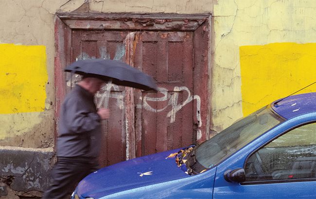 Грози і потепління: синоптики розповіли, де вируватиме негода