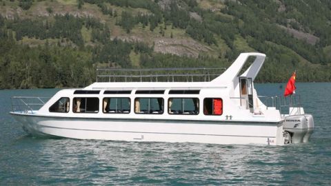 У Чорному морі перекинулося судно з туристами