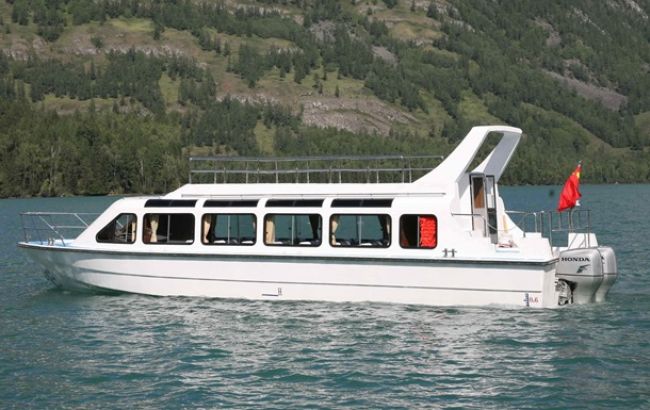 В Черном море перевернулось судно с туристами