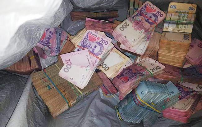 Суд Києва заарештував іноземців, які відібрали у місцевих жителів сумку з 3,5 млн гривень