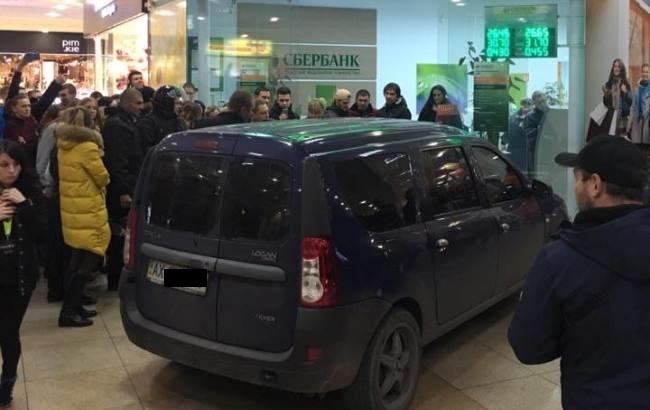 В Харькове неадекватный водитель въехал в гипермаркет: появилось видео