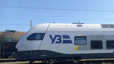 До України прибув новий електропоїзд Stadler для випробувань: характеристики і перші фото