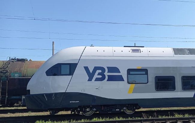 До України прибув новий електропоїзд Stadler для випробувань: характеристики і перші фото