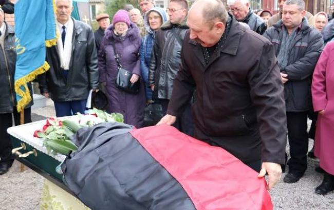 У Кропивницькому на похороні ветерана УПА вітер накрив його труну червоно-чорним прапором (фото)