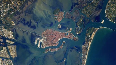 Астронавт МКС показал яркие кадры Венеции из космоса