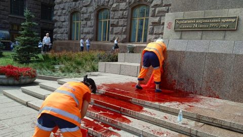 У центрі Києва після параду облили червоною фарбою постамент з прапором України (фото)