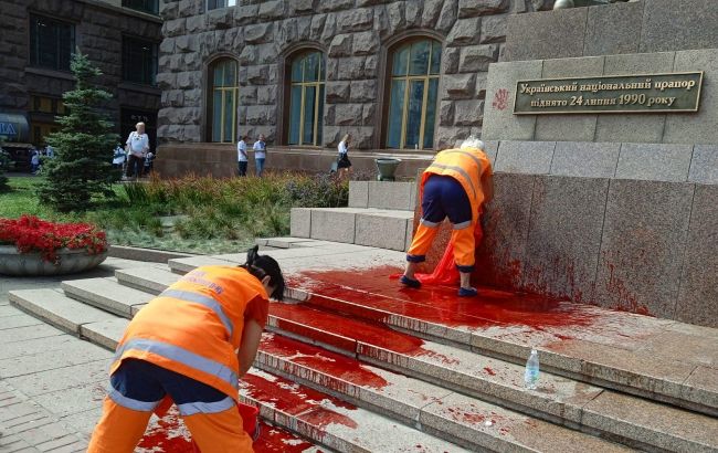 Знакь , с монумента независимости потекла кровь людская