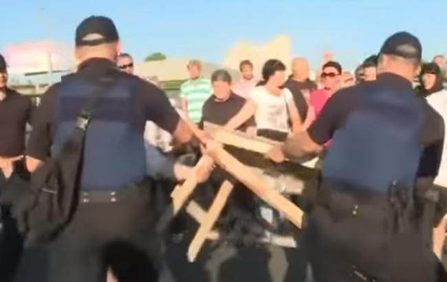 В Киеве владельцы МАФов кулаками защищают свои киоски