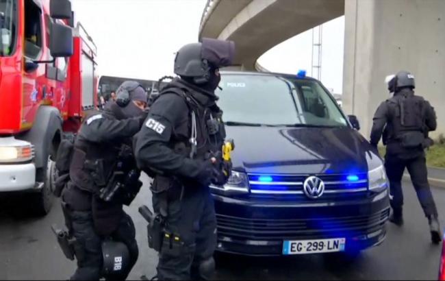Стрілянина в аеропорту Парижа: дві людини затримані за підозрою в передачі зброї