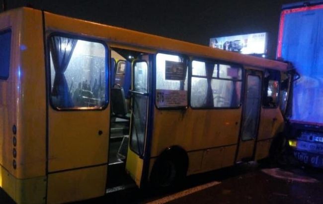 У Києві маршрутка врізалася у вантажівку