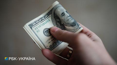 НБУ снова поднял курс доллара выше 42 гривен