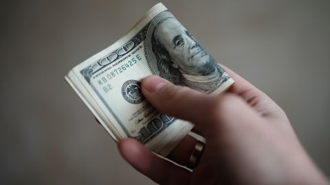 Доллар дорожает: НБУ снова повысил курс