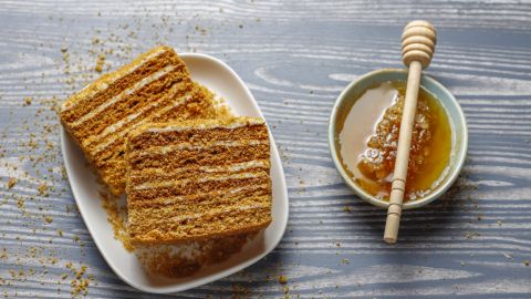 Роскошный "Медовик" всего за 30 минут: раскрыт секрет быстрой готовки десерта