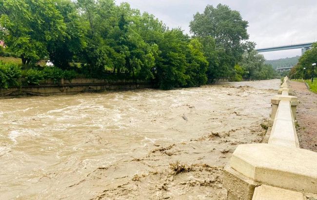 Сочі заливає водою. На вулицях включили сирени, катамарани змиває у море
