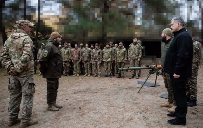 Порошенко привез в учебный центр УДА дефицитное оборудование