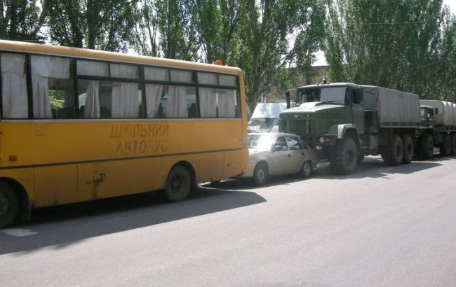 В Николаеве армейский грузовик столкнулся с тремя авто, включая школьный автобус