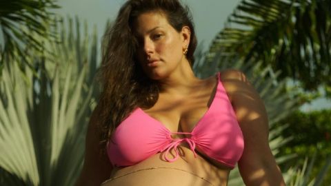 Спокуслива матуся: Ешлі Грем показала розкішну фігуру в купальнику