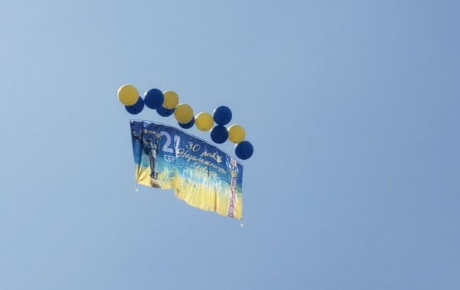 В сторону оккупированных территорий Донбасса запустили флаги Украины. Боевики хотели их сбить