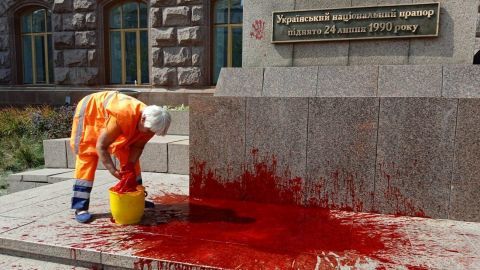 У Києві чоловік влаштував "перформанс" і облив фарбою постамент з прапором України