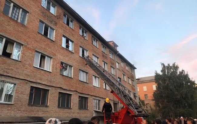 В Умані горів гуртожиток університету. Мешканців евакуювали драбинами