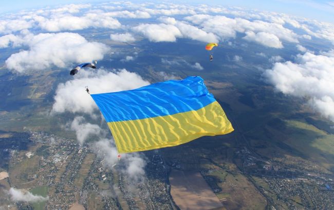 Военный развернул над Киевом флаг Украины и установил потрясающий рекорд