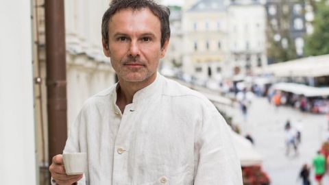 Святослав Вакарчук зачарував рідкісним фото з мамою і молодшим братом