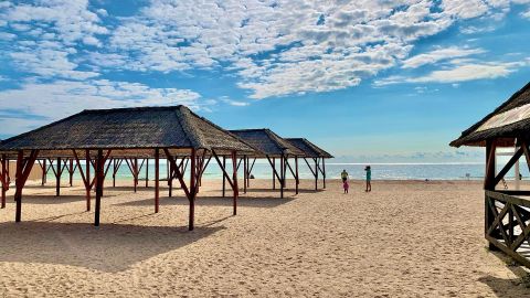 Елка прямо на море. В популярном курортном городе Украины начали устанавливать праздничные украшения