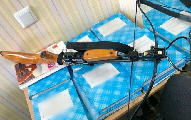 Поліція повідомила про підозру дівчині, яка поранила двох вчителів із арбалета