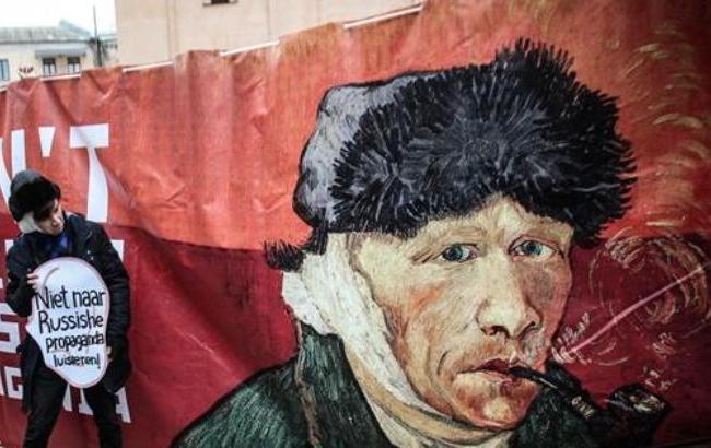 В Киеве активисты принесли "уши" к посольству Нидерландов