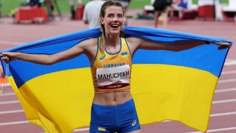 Магучих снова попала на фото с российской спортсменкой: "обнимашки" проигнорировала