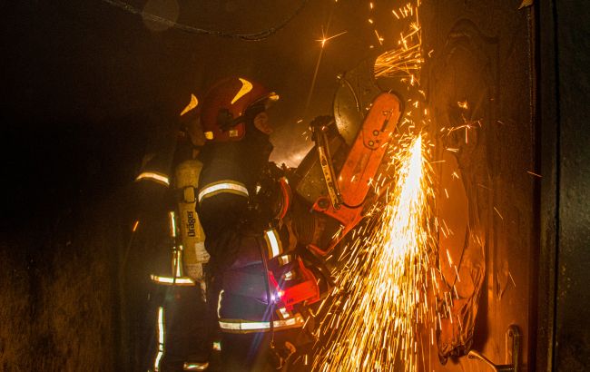 В Киеве произошел масштабный пожар в многоэтажке, есть жертва