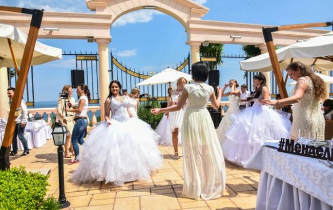 Весільна гонка: Одеси заполонили нареченої