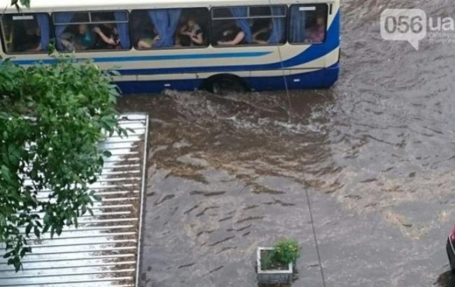 "Море в центре Днепра": сильный ливень затопил город