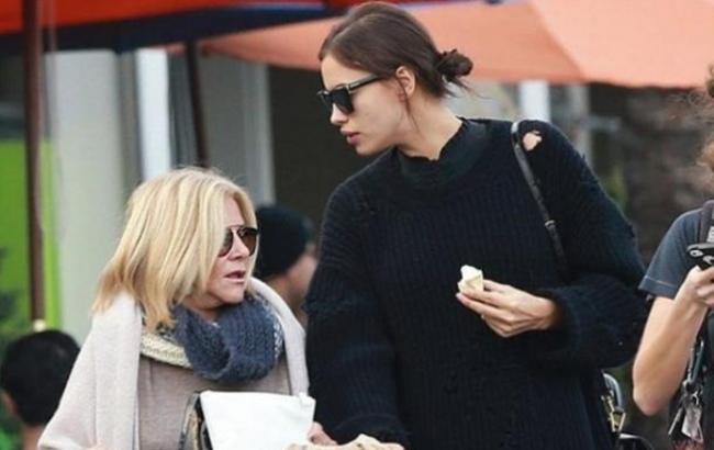 Супермодель Ирину Шейк журналисты засекли беременной в "порванном свитере"