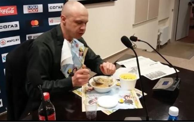 Белорусский журналист проиграл пари и съел газету