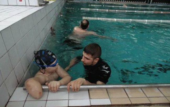 Искалеченный на Донбассе мальчик выиграл чемпионат по плаванию
