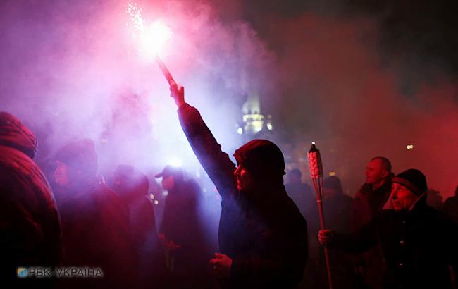 Активісти на Майдані запалили фаєри