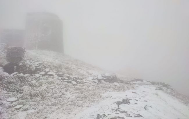 У Карпатах випав сніг, на горі Піп Іван видимість обмежена